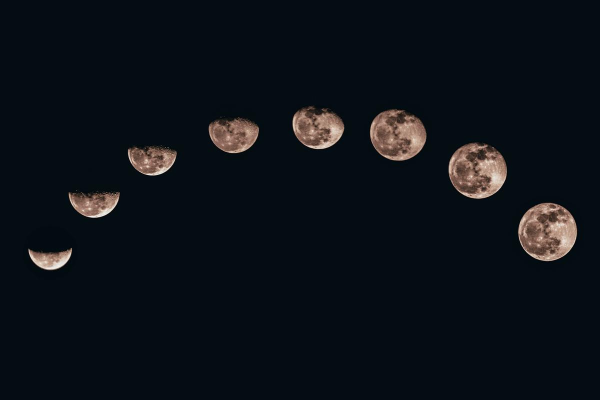 An illustration of the eight lunar phases, showcasing the Moon's appearance as it orbits Earth and reflects varying amounts of sunlight.