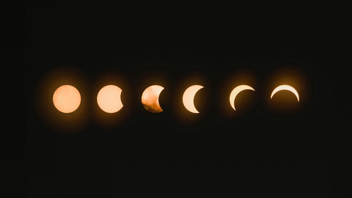 A diagram showing the progression of the moon's phases from new moon to full moon during the waxing phase.